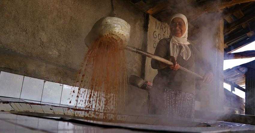 BURDUR GÖLÜ KENARINDA SUSUZ YETİŞEN DİMRİT ÜZÜMÜNÜN PEKMEZİ DAMAKLARI TATLANDIRIYOR