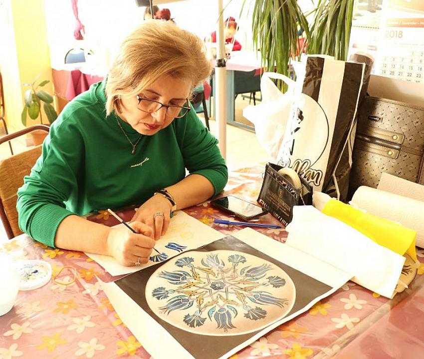 Burdur’lu kadınlar ‘Çini Sanatı’nı öğreniyor