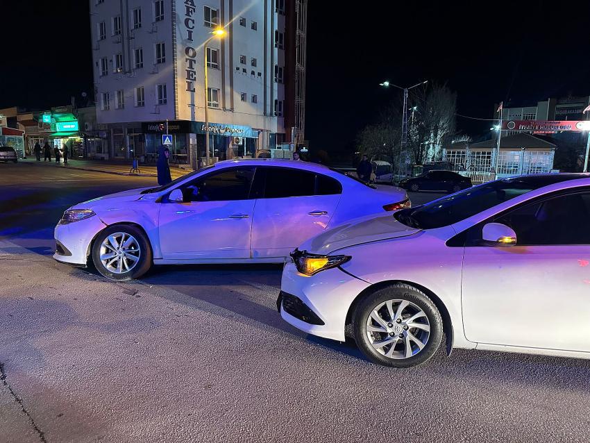 Burdur’da Çatalpınar Kavşağı’nda Trafik Kazası: Hava Yastıkları Açıldı, Yaralanan Olmadı