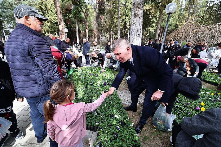 Burdur Belediyesi 30 bin çiçeği ücretsiz dağıttı