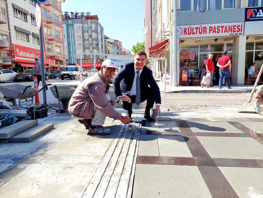 BAŞKAN ERCENGİZ, CUMHURİYET MEYDANI’NDA SON TAŞI YERLEŞTİRDİ