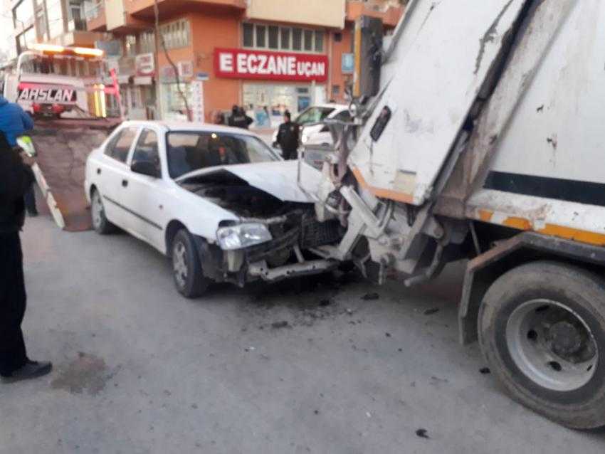 KADIN SÜRÜCÜ ÇÖP KAMYONUNA ÇARPTI