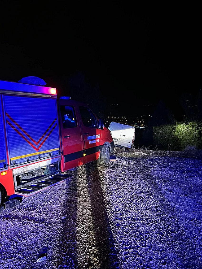 Burdur-Isparta yolunda kaza! Uçuruma devrilmek üzereyken itfaiye kurtardı