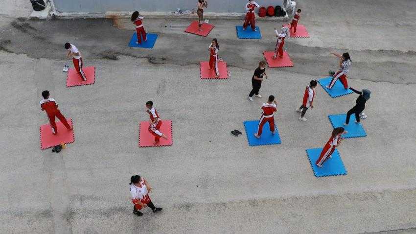 Burdur’da, sosyal mesafeli kick boks antrenmanı