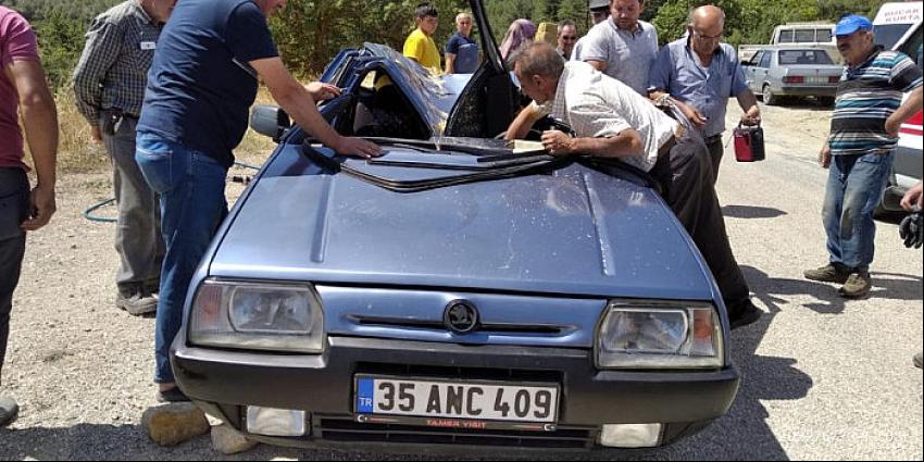 BUCAK’TA SEYİR HALİNDEKİ OTOMOBİLİN ÜZERİNE SAMAN BALYASI DÜŞTÜ 1 KİŞİ YARALANDI