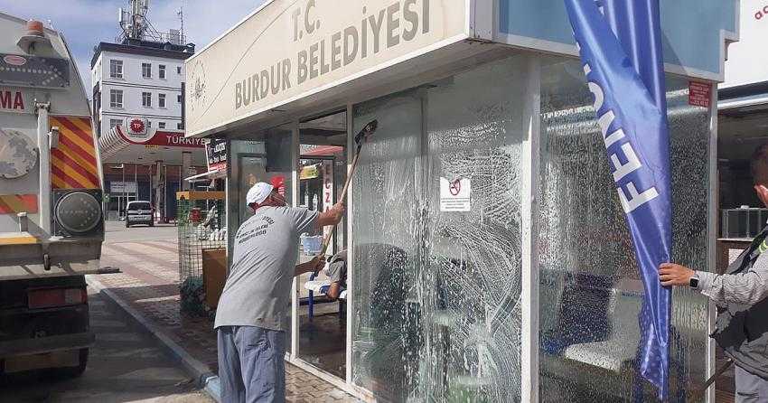 BURDUR’DA OTOBÜS DURAKLARI YIKANDI