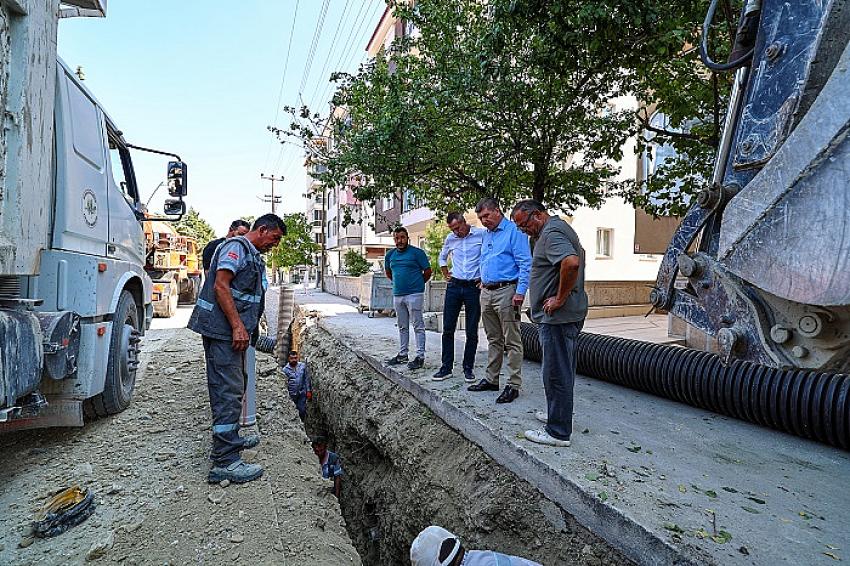 Başkan Ercengiz, Aydınlıkevler Mahallesi’ndeki drenaj çalışmalarını inceledi