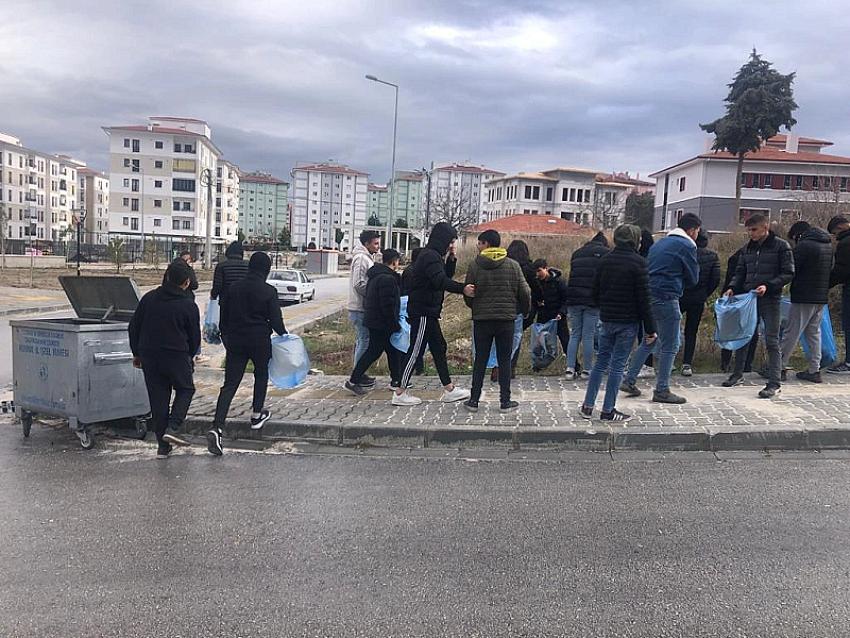 Burdur'da öğrenci ve öğretmenlerden çevre temizliği