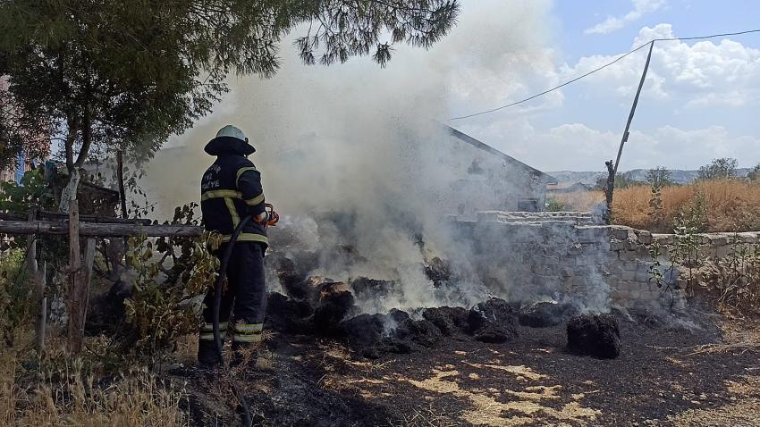 Burdur’da 1 Ton Saman Yangında Kül Oldu