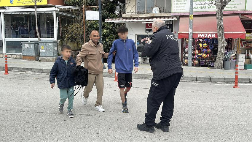 Burdur’da Bıçaklı Saldırı: 2 Kişi Hastaneye Kaldırıldı