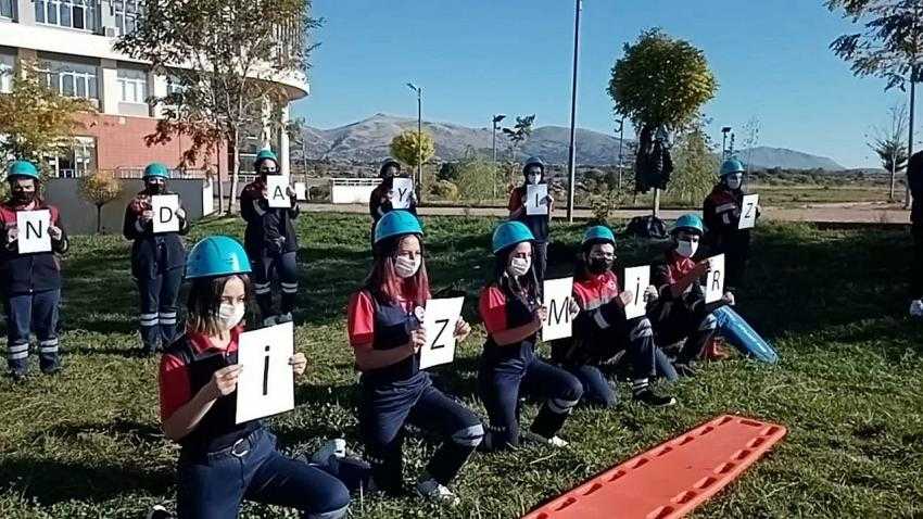 MAKÜ’lü öğrenciler İzmir depreminde hayatını kaybedenler için saygı duruşunda bulundu