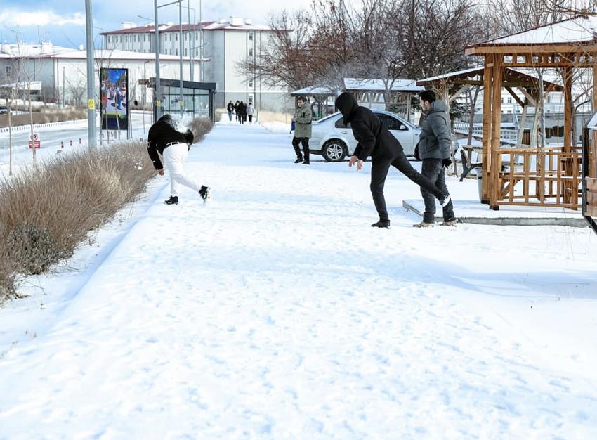 MAKÜ İstiklal Yerleşkesi’nde Kar Keyfi: Öğrenciler Beyaz Örtünün Tadını Çıkardı!