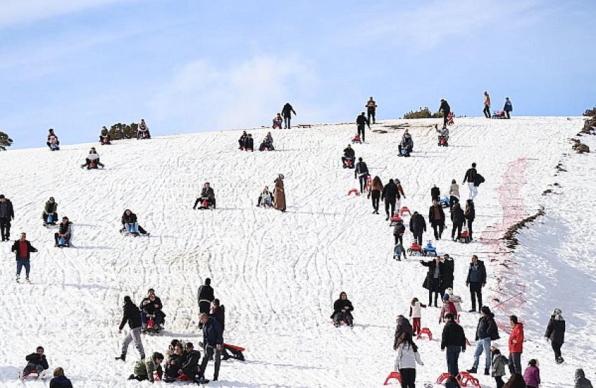 Burdur’un Zirvesinde Beyaz Cennet: Salda Kayak Merkezi Ziyaretçi Akınına Uğruyor