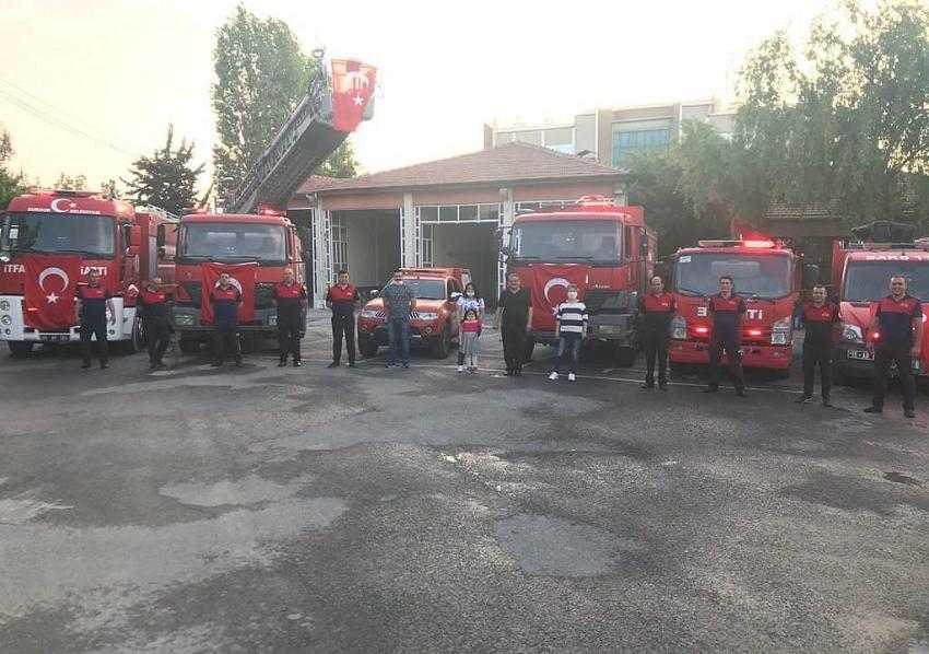 İtfaiyeciler Türk Bayrağı altında İstiklal Marşı’nı okudu