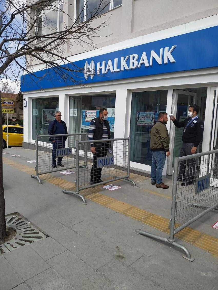 Banka Önlerine “Sosyal Mesafe” Bariyerleri
