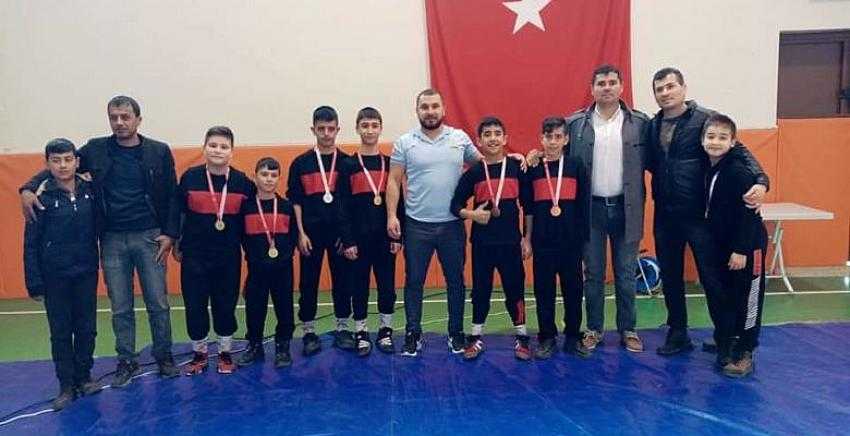 MİNİKLER GREKOREMEN GÜREŞLERDE TÜM RAKİPLERİNİ YENDİLER