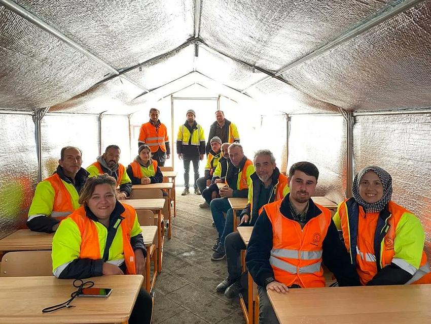 Burdur’dan deprem bölgesine giden öğretmenler, depremzede öğrencilere destek oluyor