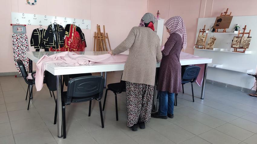 Depremzedeler için nevresim takımı dikiyorlar