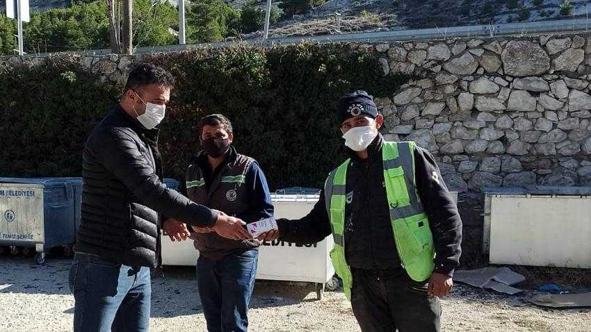 Hayırsever iş adamından Belediye Personeline Boğaz Antiseptiği