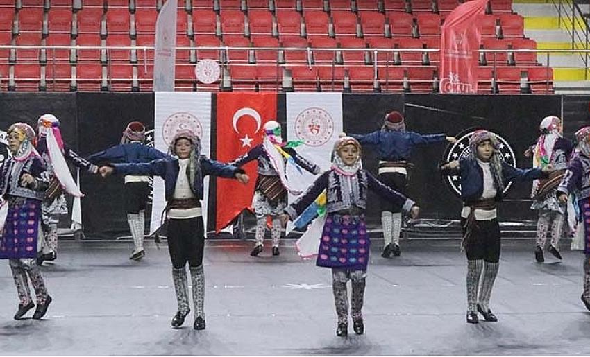 Burdur’da halk oyunları yarışması