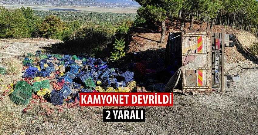 KAMYONET DEVRİLDİ: 2 YARALI