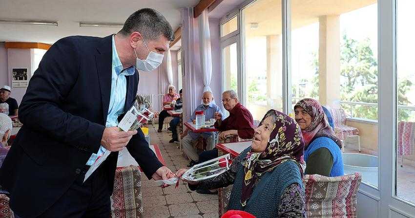 BAŞKAN ERCENGİZ, HUZUREVİ SAKİNLERİNİ UNUTMADI