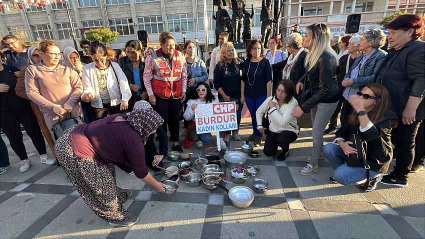 Burdur’da Kadınlardan Tencere ve Tavalarla Protesto