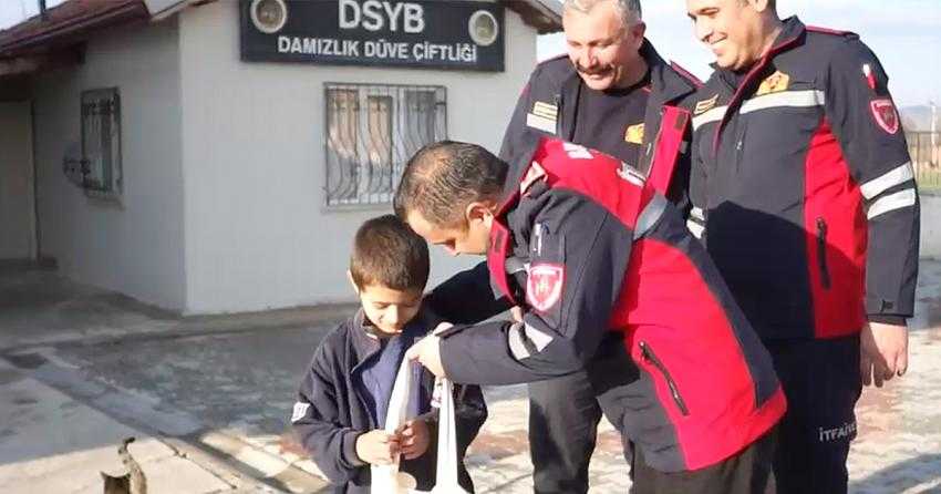 BURDUR’DA GERÇEK KAHRAMANLARDAN ÇOCUKLARA YILBAŞI HEDİYESİ