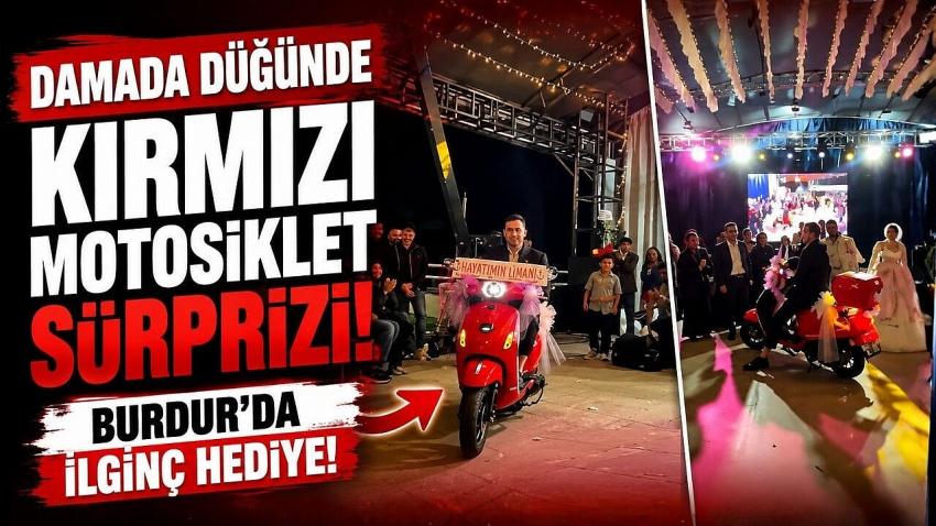 Damada düğünde kırmızı motosiklet sürprizi