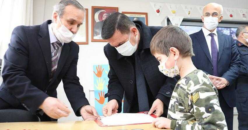 BURDUR’DA ÖĞRENCİLERİN KARNE HEYECANI