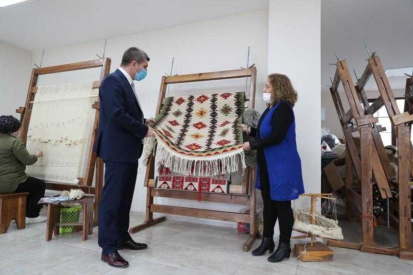 El emeği göz nuru kilimler ilmek ilmek işleniyor