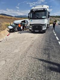 Burdur'da yangın söndürme cihazı yüklü araç, süt tankerine çarptı