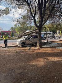Otomobil Otobüs Durağına Girdi
