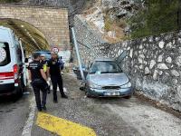 Burdur'da otomobil yol kenarındaki levhaya çarptı: 3 yaralı