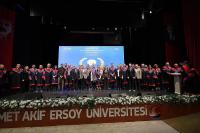 Burdur’da Bilim Şöleni: Akademisyenlere Biniş Giydirildi, Ödüller Verildi