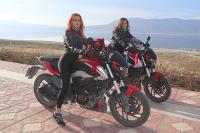 MOTOSİKLET TUTKUNU KIZKARDEŞLER