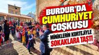 Burdur'da Cumhuriyet coşkusu miniklerin kortejiyle sokaklara taştı