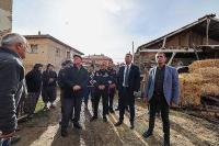 Başkan Erecengiz’den Kozluca da evi yanan ailelere ziyaret