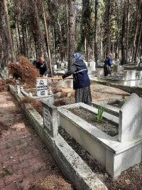 Burdur Belediyesi Mezarlıkları Bayrama Hazırlıyor