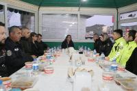 VALİ TÜLAY BAYDAR BİLGİHAN, KIŞLA UYGULAMA NOKTASINDA EMNİYET PERSONELİ İLE BİR ARAYA GELDİ