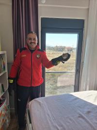 Burdur’da Balkon Camına Sıkıştı, İtfaiye Kurtardı