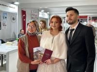 Burdur’da yeni evlenen çift nikâh sonrası kitap fuarını ziyaret etti