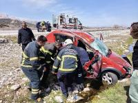Burdur'da Araç Şarampole Uçtu, Yaralılar Hastaneye Kaldırıldı