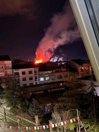Burdur’da Geceyi Alevler Aydınlattı! Çatı Alev Alev Yandı