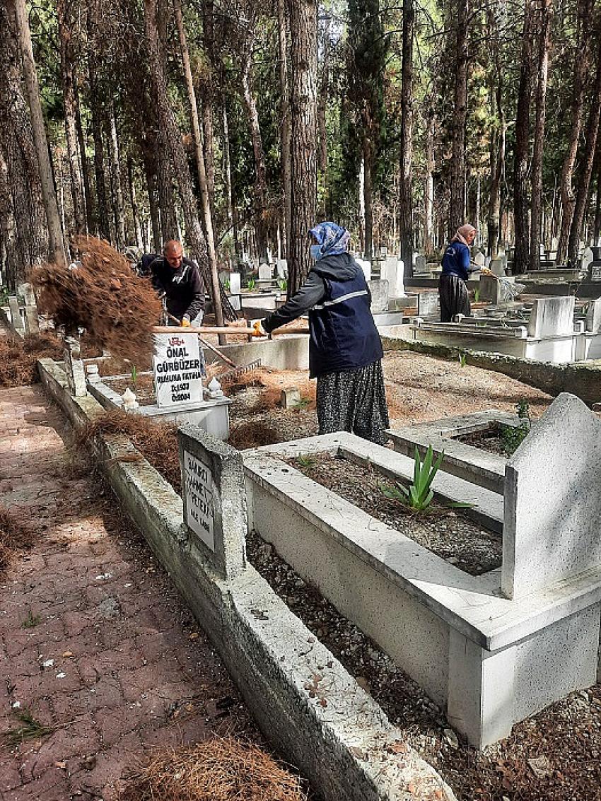 Burdur Belediyesi Mezarlıkları Bayrama Hazırlıyor
