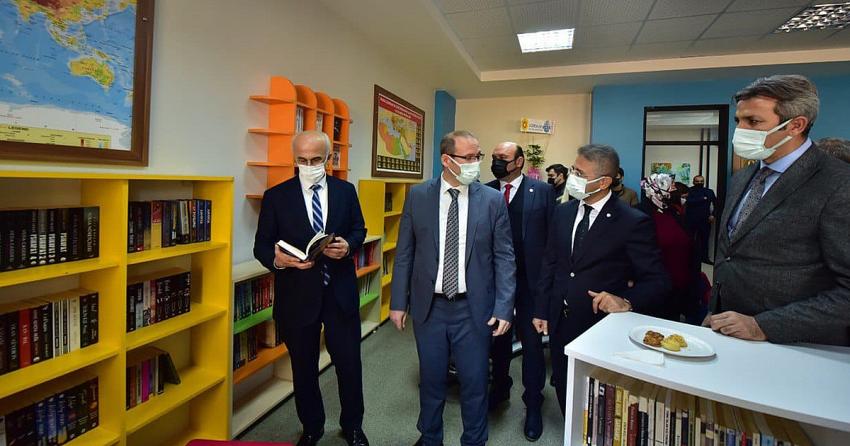 MEZUN OLDUĞU OKULA KÜTÜPHANE KAZANDIRDI