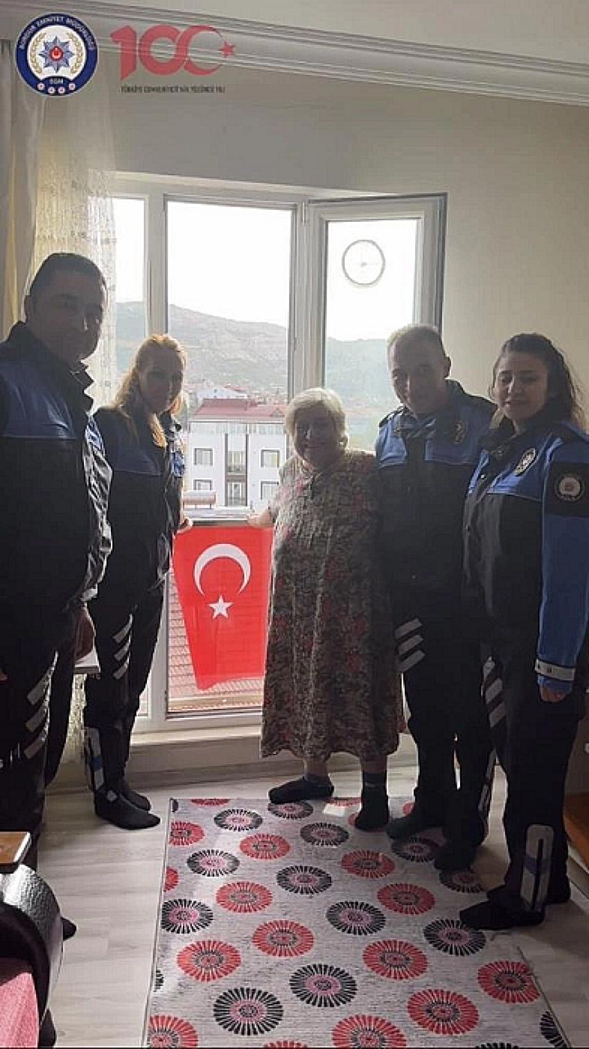 Burdur'da Yaşlı Kadın 112'den Türk bayrağı İstedi, Duygulandırdı!
