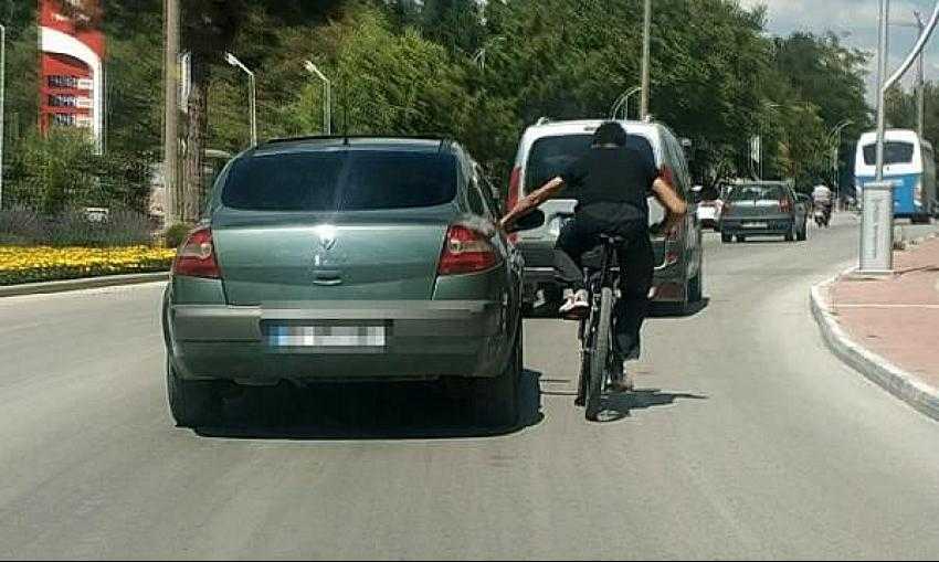 Trafikte tehlikeli yolculuk kameraya yansıdı