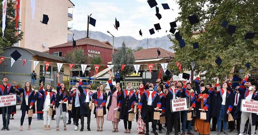 MAKÜ'de PANDEMİ GÖLGESİNDE MEZUNİYET COŞKUSU