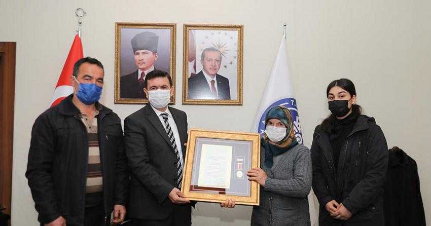 ŞEHİDİMİZİN AİLESİNE DEVLET ÖVÜNÇ MADALYASI TAKDİM EDİLDİ